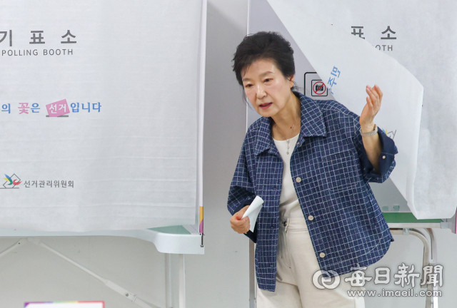 오늘자 사전투표 하는 박근혜 의상