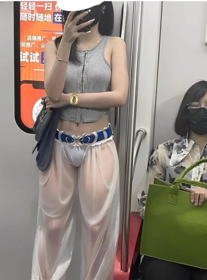 박진영 복장의 외국 지하철녀.jpg